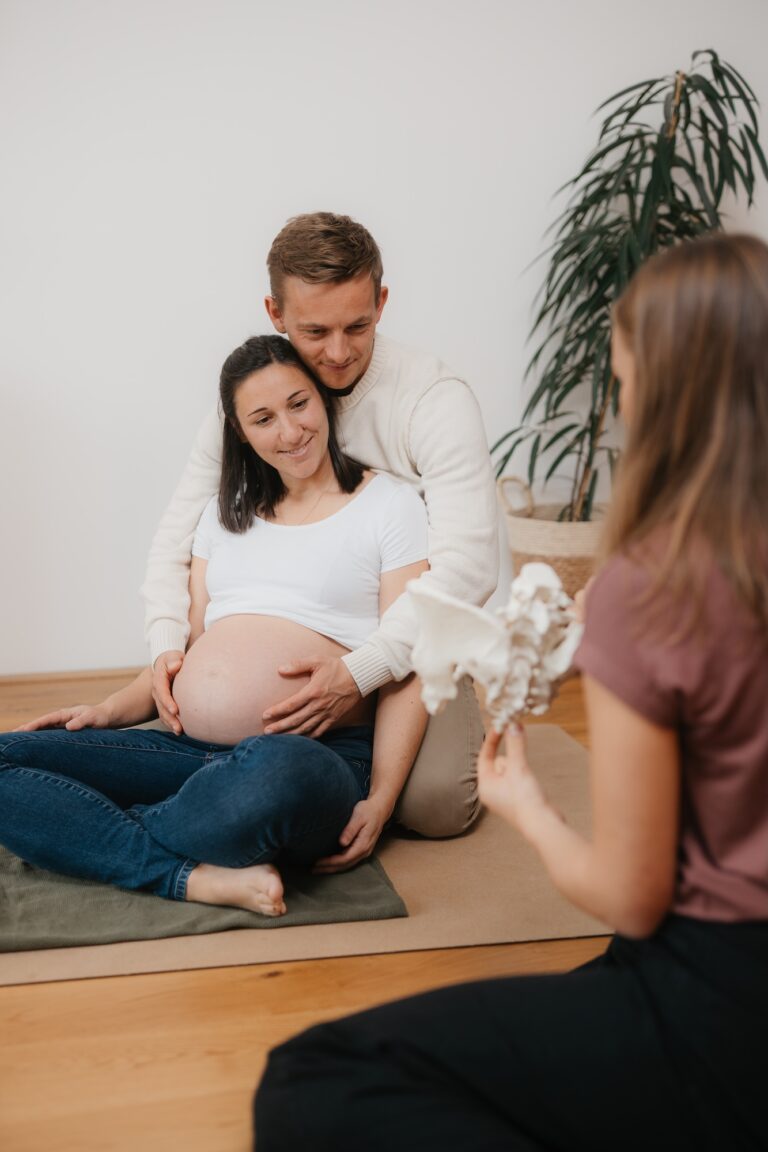 geburtsvorbereitung-junges-paar-hebamme-luisa