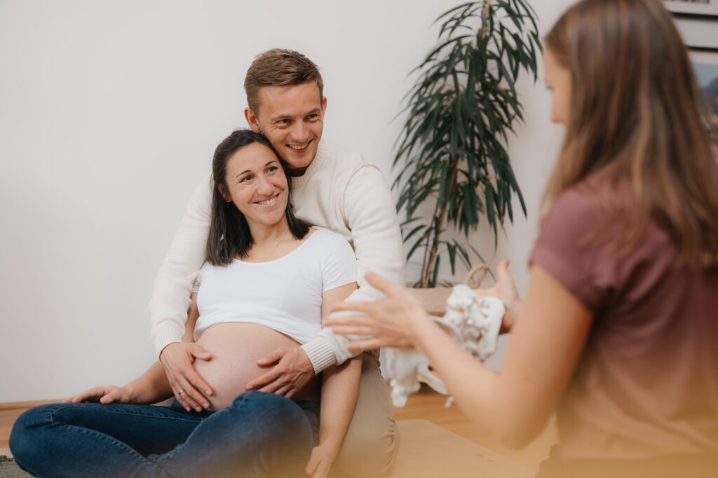 geburtsvorbereitung-junges-paar-hebamme-luisa