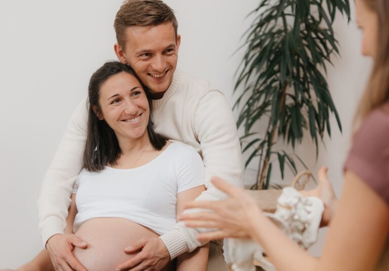 geburtsvorbereitung-junges-paar-hebamme-luisa